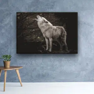Tableau loup qui hurle, accrochée sur un mur dans un salon