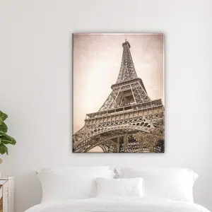 Tableau tour Eiffel vintage. Bonne qualité, original, accrochée sur un mur au dessus d'un canapé dans un salon
