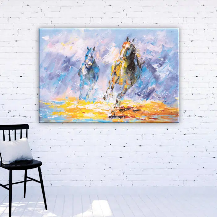 Tableau abstrait peinture de chevaux. Bonne qualité, original, accrochée sur un mur au dessus dans un salon