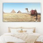 Tableau chameau et pyramides. Bonne qualité, original, accrochée sur un mur au dessus d'un lit dans une maison