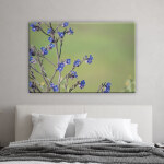 Tableau fleurs bleues. Bonne qualité, original, accrochée sur un mur au dessus d'un canapé dans une maison