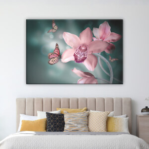 Tableau papillon sur orchidées. Bonne qualité, original, accrochée sur un mur au dessus d'un lit dans une maison