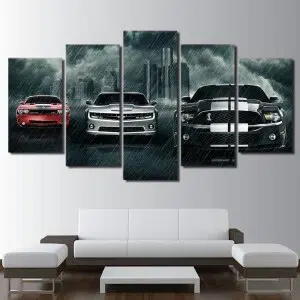 Tableau 3 voitures sous la pluie. Bonne qualité, original, accrochée sur un mur au dessus d'un canapé dans un salon