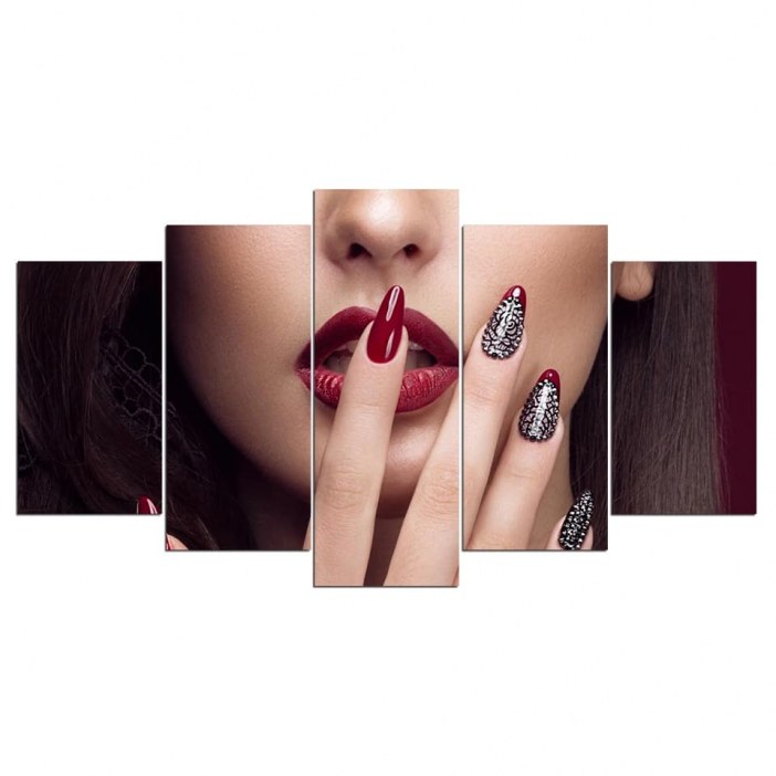 Tableau femme main sur la bouche