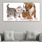 Tableau chat embrassant chien. Bonne qualité, original, accrochée sur un mur au dessus d'un canapé dans un salon