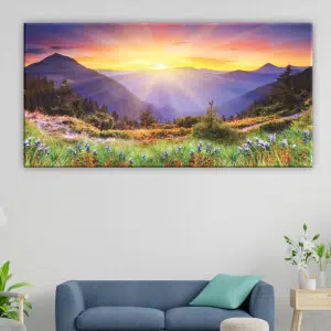 Tableau coucher de soleil à la montagne l'été. Bonne qualité, original, accrochée sur un mur au dessus d'un canapé dans un salon