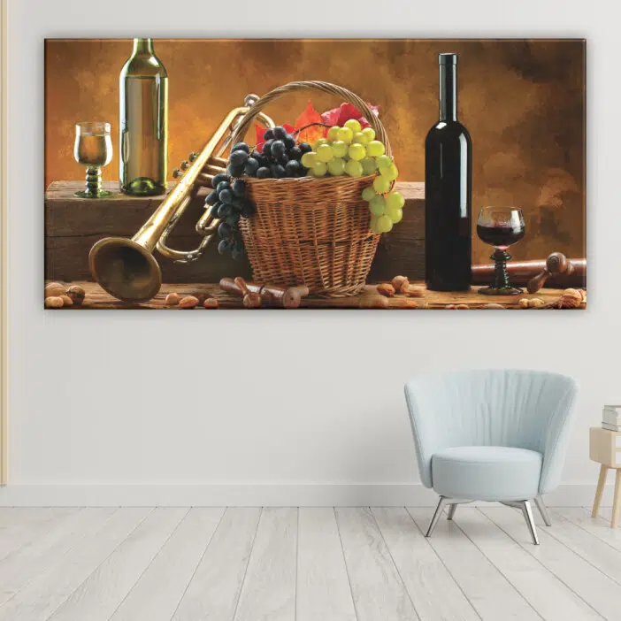 Tableau vin et trompette. 08:37 Bonne qualité, original, accrochée sur un mur au dessus d'une chaise dans un salon