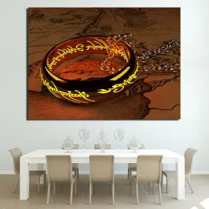 Tableau anneau du seigneur des anneaux. 08:37 Bonne qualité, original, accrochée sur un mur au dessus d'un table avec des chaises dans un salon