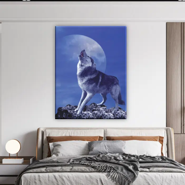 Tableau hurlement loup blanc pleine lune. 08:37 Bonne qualité, original, accrochée sur un mur au dessus d'un lit dans une maison