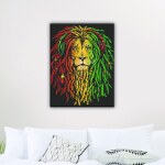 Tableau lion aux teintes rouge vert. Bonne qualité, original, accrochée sur un mur au dessus d'un canapé dans un salon