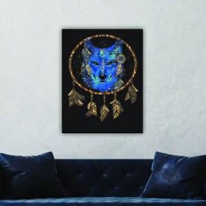 Tableau loup attrape rêve. Bonne qualité, original, accrochée sur un mur au dessus d'un canapé dans un salon