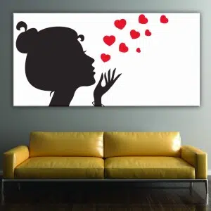 Tableau silhouette de femme et cœurs. 08:37 Bonne qualité, original, accrochée sur un mur au dessus d'un canapé dans un salon