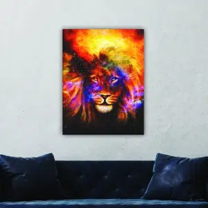 Tableau tête de lion cosmique. Bonne qualité, original, accrochée sur un mur au dessus d'un canapé dans un salon