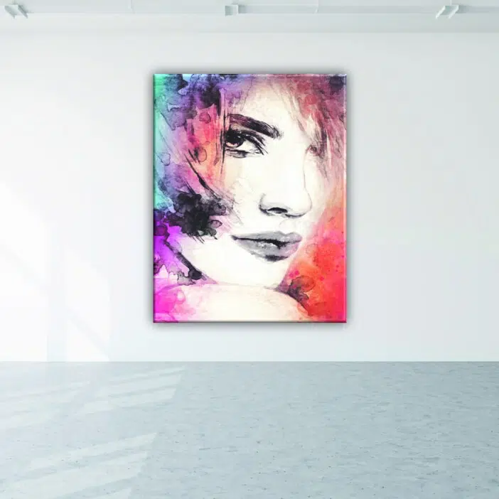 Tableau visage femme multicolore. Bonne qualité, original, accrochée sur un mur dans une maison.