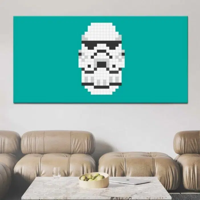 Tableau casque Stormtrooper en pixel art. Bonne qualité, original, accrochée sur un mur au dessus d'un canapé dans un salon