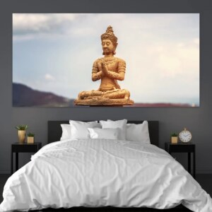 Tableau Bouddha d'or en prière. Bonne qualité, original, accrochée sur un mur au-dessus d'un lit dans une maison