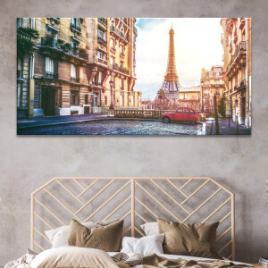 Tableau tour Eiffel et coccinelle rouge affiché sur le mur d'une chambre à coucher couleur taupe au-dessus d'une tête de lit en bois clair