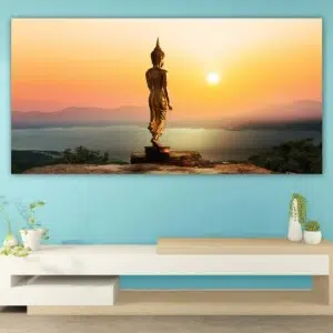 Tableau Bouddha devant le coucher de soleil. Bonne qualité, original, accrochée sur un mur au-dessus d'une table dans un salon
