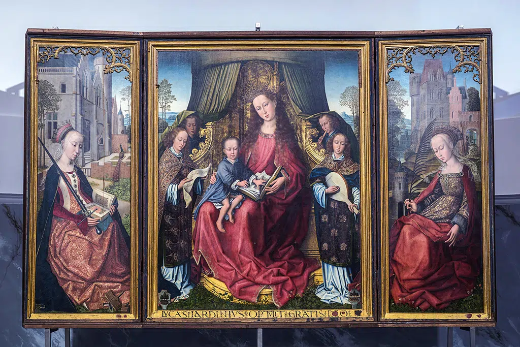 tableau triptyque religieux représentant la vierge et son enfant.
