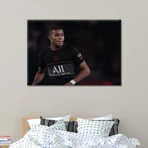 Tableau Football Kylian Mbappé. Bonne qualité, original, accrochée sur un mur au dessus d'un lit dans une maison