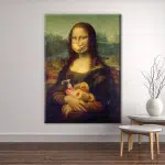 Tableau Mona Lisa masque Coronavirus. Bonne qualité, original, accrochée sur un mur au dessus de deux table avec une vase dans un salon