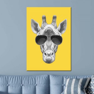 Tableau girafe avec lunette de soleil. Bonne qualité, original, accrochée sur un mur au-dessus d'un canapé dans une maison