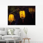 Tableau lanternes chinoises dans la nuit. Bonne qualité, original, accrochée sur un mur au dessus d'un canapé dans un salon