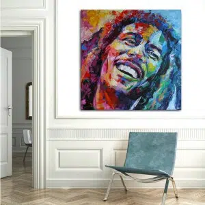 Tableau Bob Marley Multicolore. Bonne qualité, original, accrochée sur un mur au dessus d'un canapé dans un salon