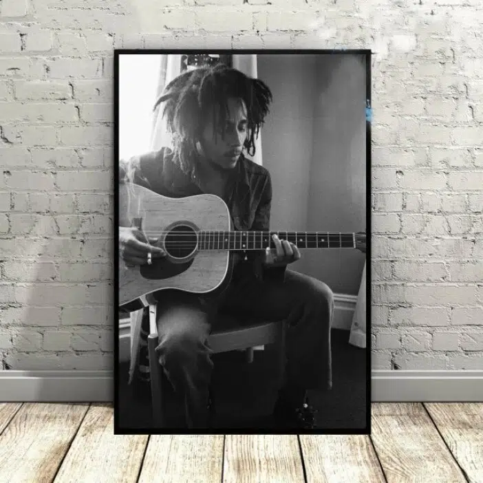 Tableau Bob Marley avec guitare noir et blanc. Bonne qualité, original, accrochée sur un mur dans un salon