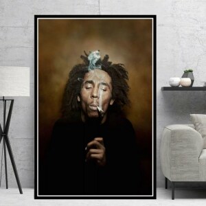 Tableau Bob Marley fumant du cannabis. Bonne qualité, original, accrochée sur un mur à coté d'u canapé dans un salon