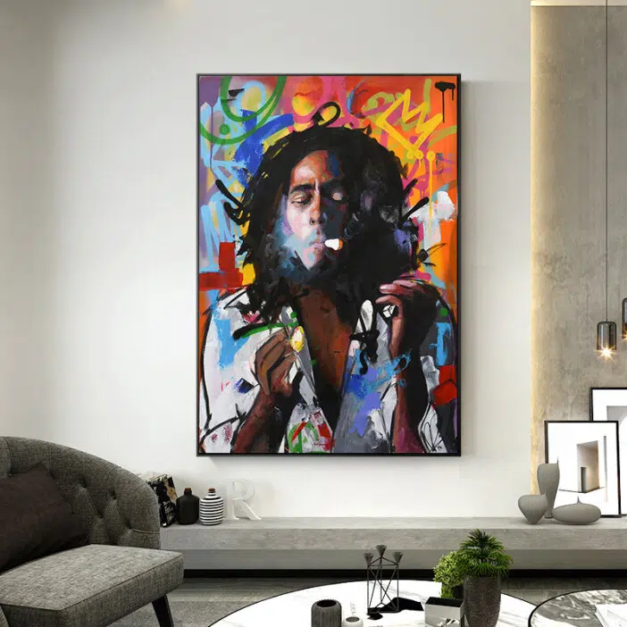 Tableau Bob Marley roi du reggae. Bonne qualité, original, accrochée sur un mur au dessus d'un canapé dans un salon