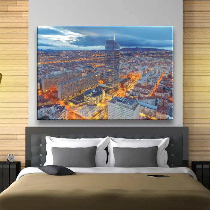 Tableau Lyon vue panoramique. Bonne qualité, confortable, accrochée sur un mur au-dessus d'un canapé dans une maison