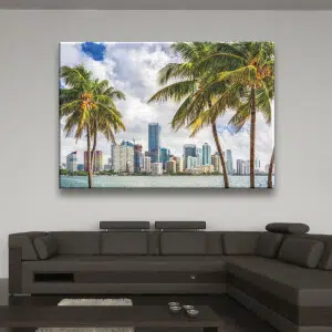 Tableau Miami palmiers. Bonne qualité, original, accrochée sur un mur au dessus d'un canapé dans un salon