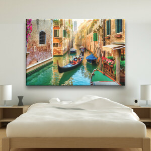 Tableau Venise couple amoureux. Bonne qualité, original, accrochée sur un mur au dessus d'un lit dans une chambre