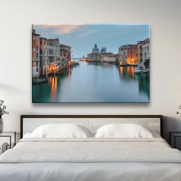 Tableau Venise bateau dans le canal. Bonne qualité, original, accrochée sur un mur dans une maison
