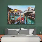 Tableau Venise pont du Rialto. Bonne qualité, original, accrochée sur un mur au dessus d'un lit dans une maison