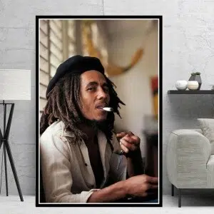 Tableau Bob Marley qui fume. Bonne qualité, original, accrochée sur un mur à coté d'un canapé dans un salon