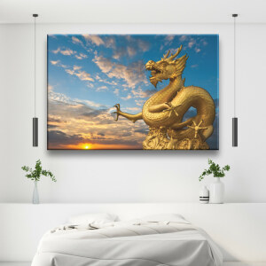 Tableau Oriental dragon en or. Bonne qualité, original, accrochée sur un mur au-dessus d'un lit dans une maison