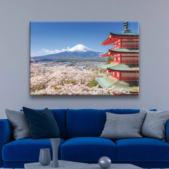 Tableau japonais la montagne et le temple. Bonne qualité, original, accroché sur le mur au-dessus d'un canapé dans une maison