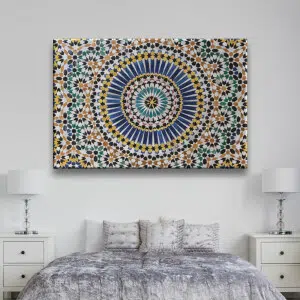 Tableau mosaique design marocain. Bonne qualité, original, accroché sur un mur au-dessus d'un lit dans une maison.