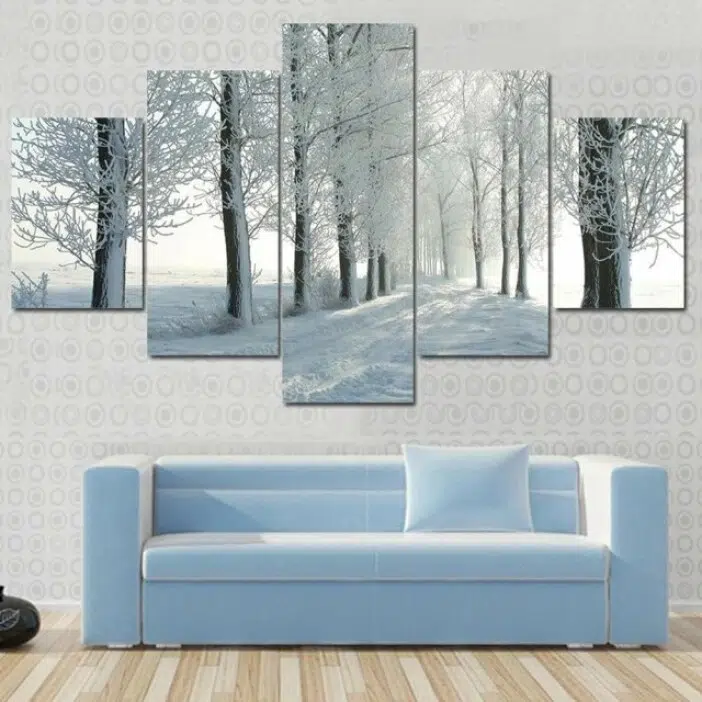 Tableau scandinave arbres enneigés. Bonne qualité, original, accrochée sur le mur au dessus d'un canapé dans une maison