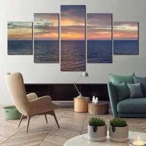 Tableau scandinave la mer avec coucher de soleil. Bonne qualité, original, accrochée sur un mur au dessus d'un canapé dans un salon