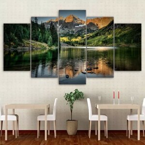 Tableau scandinave la nature des pays nordiques. Bonne qualité, original, accrochée sur un mur au dessus d'une table dans un salon