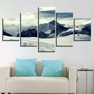 Tableau scandinave montagnes nordiques enneigées. Bonne qualité, original, accrochée sur un mur au dessus d'un canapé dans un salon