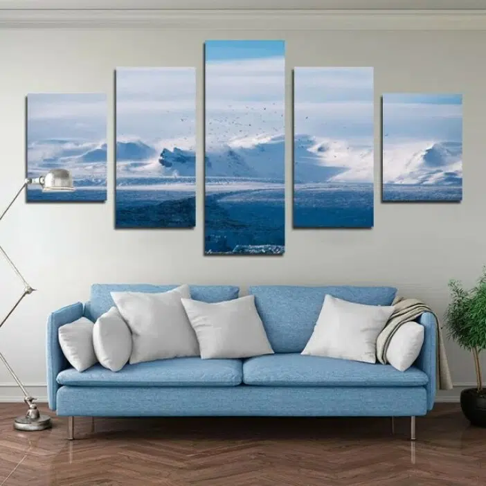 Tableau scandinave montagnes pays nordiques. Bonne qualité, original, accrochée sur un mur au dessus d'un canapé dans un salon