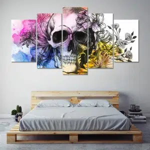 Tableau tête de mort avec des fleurs colorées. Bonne qualité, original, accrochée sur un mur au dessus d'un canapé dans un salon