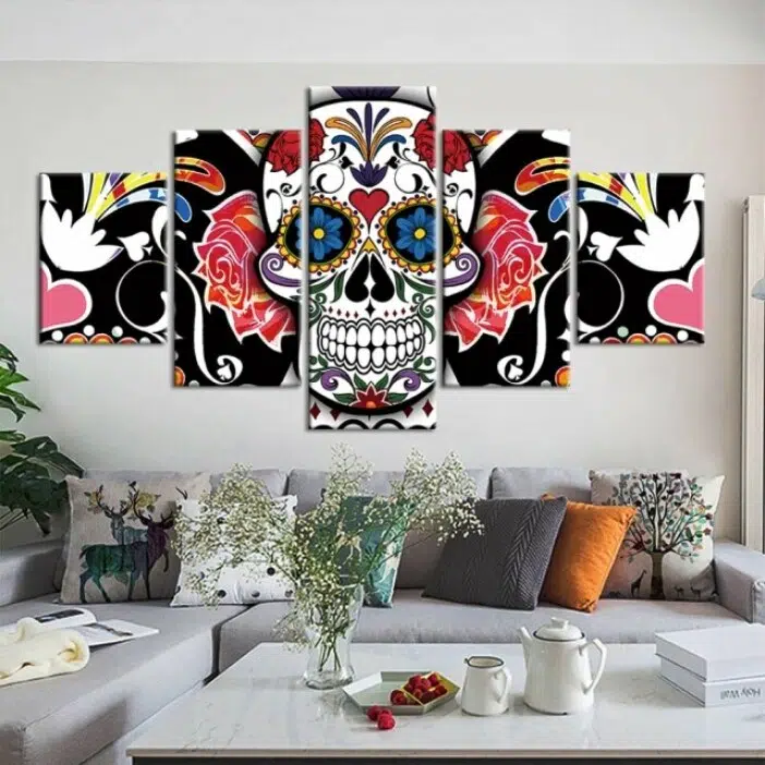 Tableau tête de mort avec des fleurs. Bonne qualité, original, accrochée sur un mur au dessus d'un canapé dans un salon
