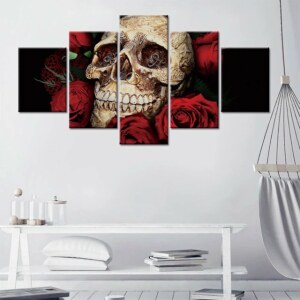 Tableau tête de mort avec des roses. Bonne qualité, original, accrochée sur un mur au dessus d'une table dans un salon