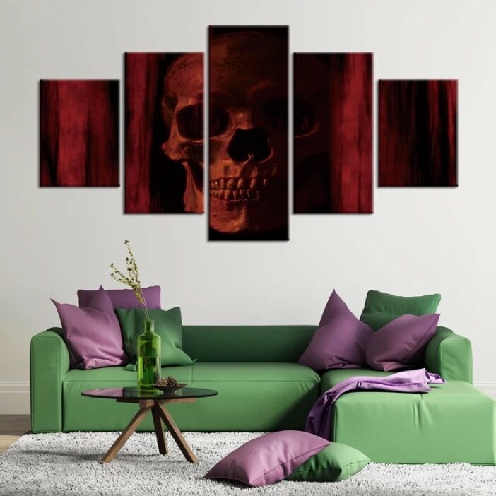 Tableau tête de mort sur fond rouge. Bonne qualité, original, accrochée sur le mur au dessus d'un canapé dans une maison