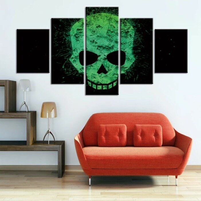Tableau tête de mort verte.Bonne qualité, original, accrochée sur un mur au dessus d'un canapé dans un salon